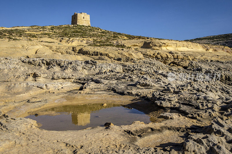 Dwejra Tower (Qawra Tower)，倒映在水坑里，Dwejra Point, Dwejra Bay, Gozo岛，马耳他
